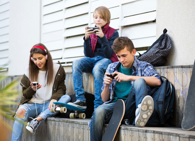 Teens-smartphones